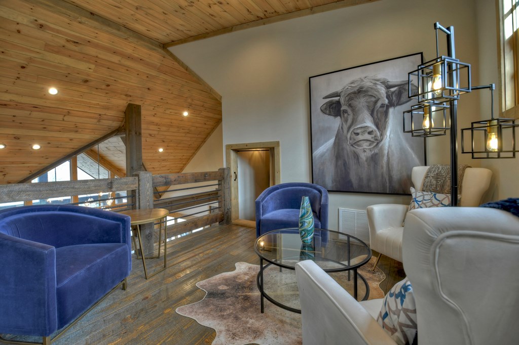 472 Overlook Drive Blue Ridge, GA 30513 - Photo 32 of 70 a living room with furniture