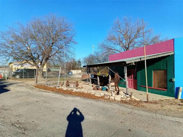 $349,500 | 305 East Tx 22, Meridian, TX 76665