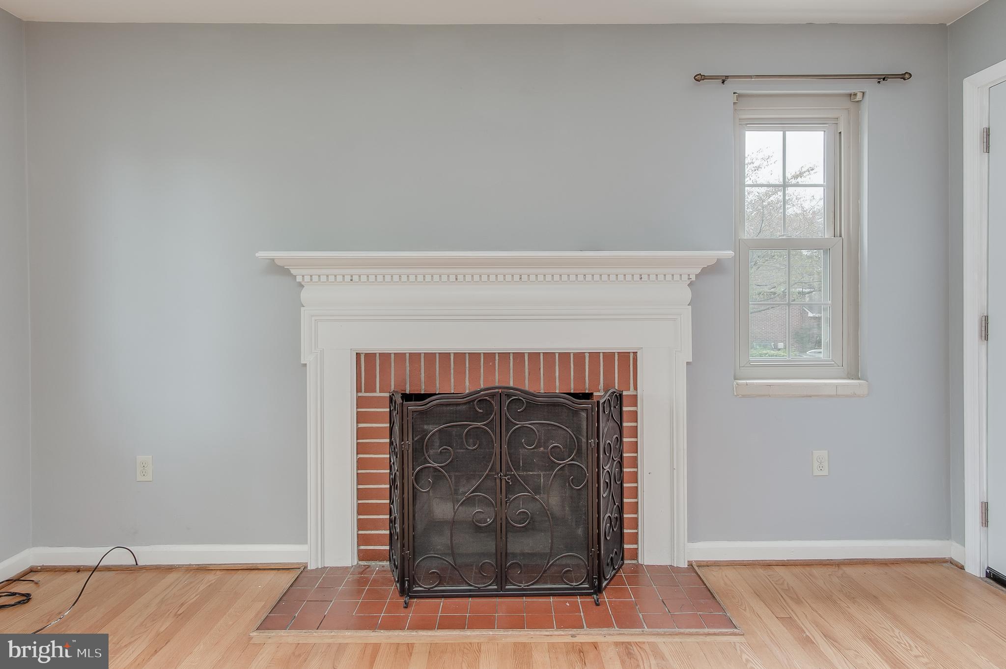 619 Biggs Avenue Frederick, MD 21702 - Photo 7 of 39 1st floor apartment living room Pic 3
