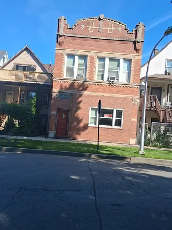$1,800 | 3053 North Elbridge Avenue, Unit 2R, Chicago, IL 60618
