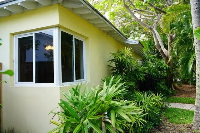 a view of a house with backyard and garden