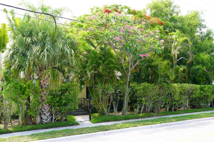 5215 North Flagler Drive West Palm Beach, FL 33407 - Photo 9 of 37 a view of a yard