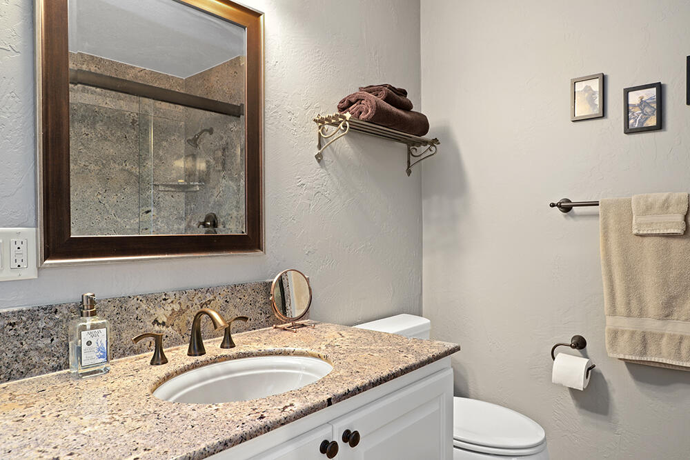 2255 Johns Peak Road Central Point, OR 97502 - Photo 28 of 36 Guestbath 1