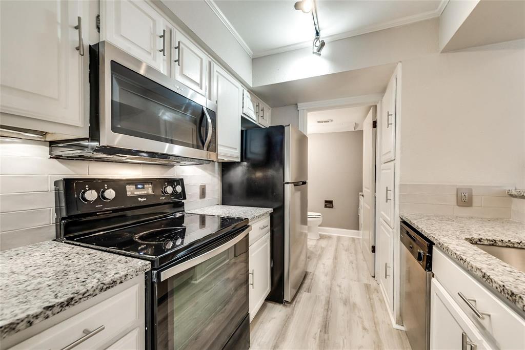 18240 Midway Road, Unit 302 Dallas, TX 75287 - Photo 10 of 33 a kitchen with a stove and a microwave