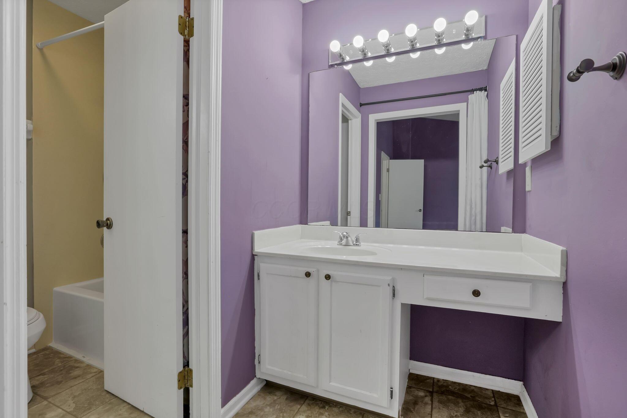 5283 Ruthton Road, Unit 19 Columbus, OH 43220 - Photo 17 of 26 Vanity 2 - Upper Level