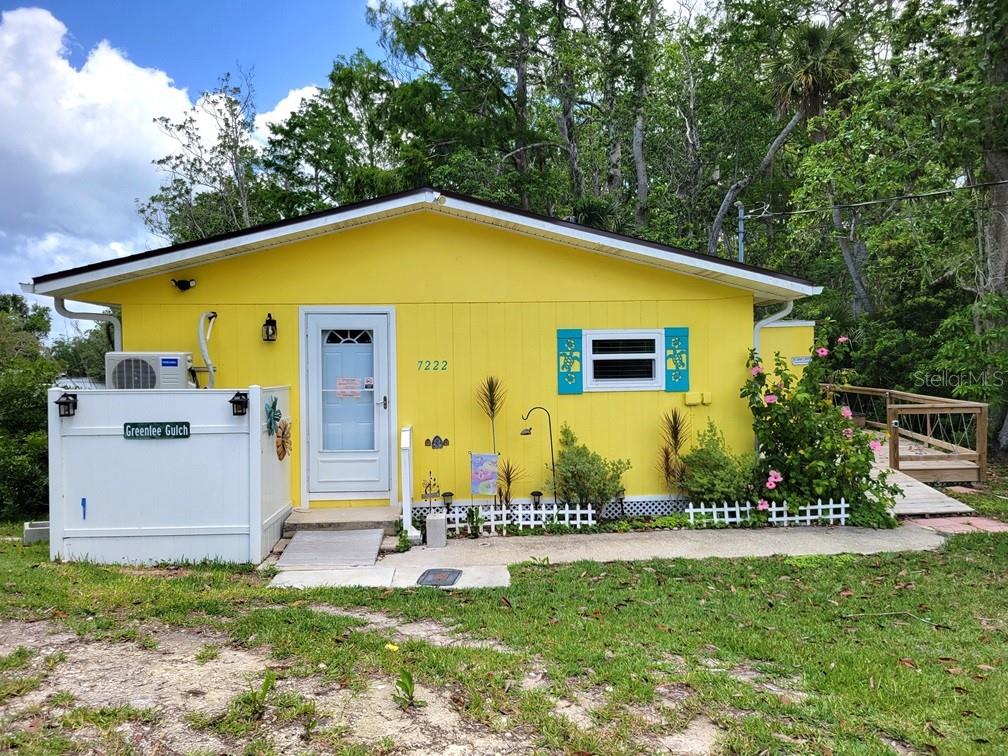 a view of a house with backyard