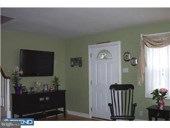 833 East Cathedral Road Philadelphia, PA 19128 - Photo 3 of 12 Living Room