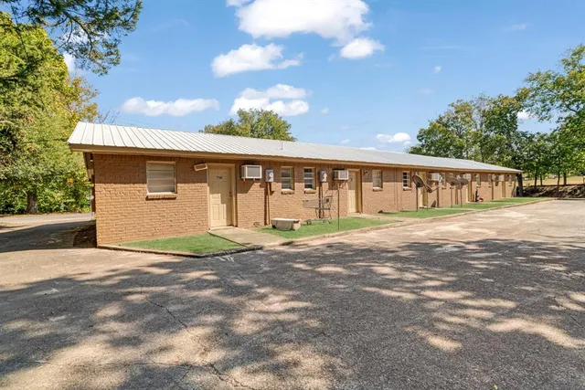 $349,900 | 700 South Donoho Street, Unit 700 702 704 706 708, Clarksville, TX 75426