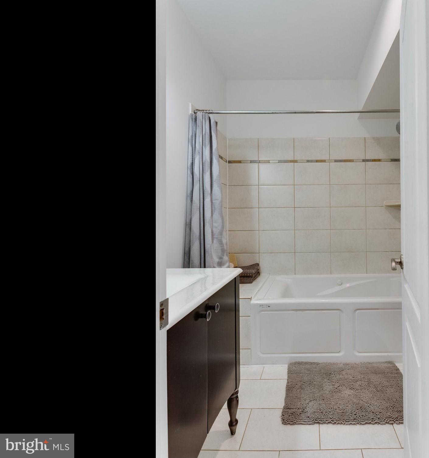 161 Randolph Place Northwest, Unit 2 Washington, DC 20001 - Photo 19 of 19 En-Suite Guest Bath