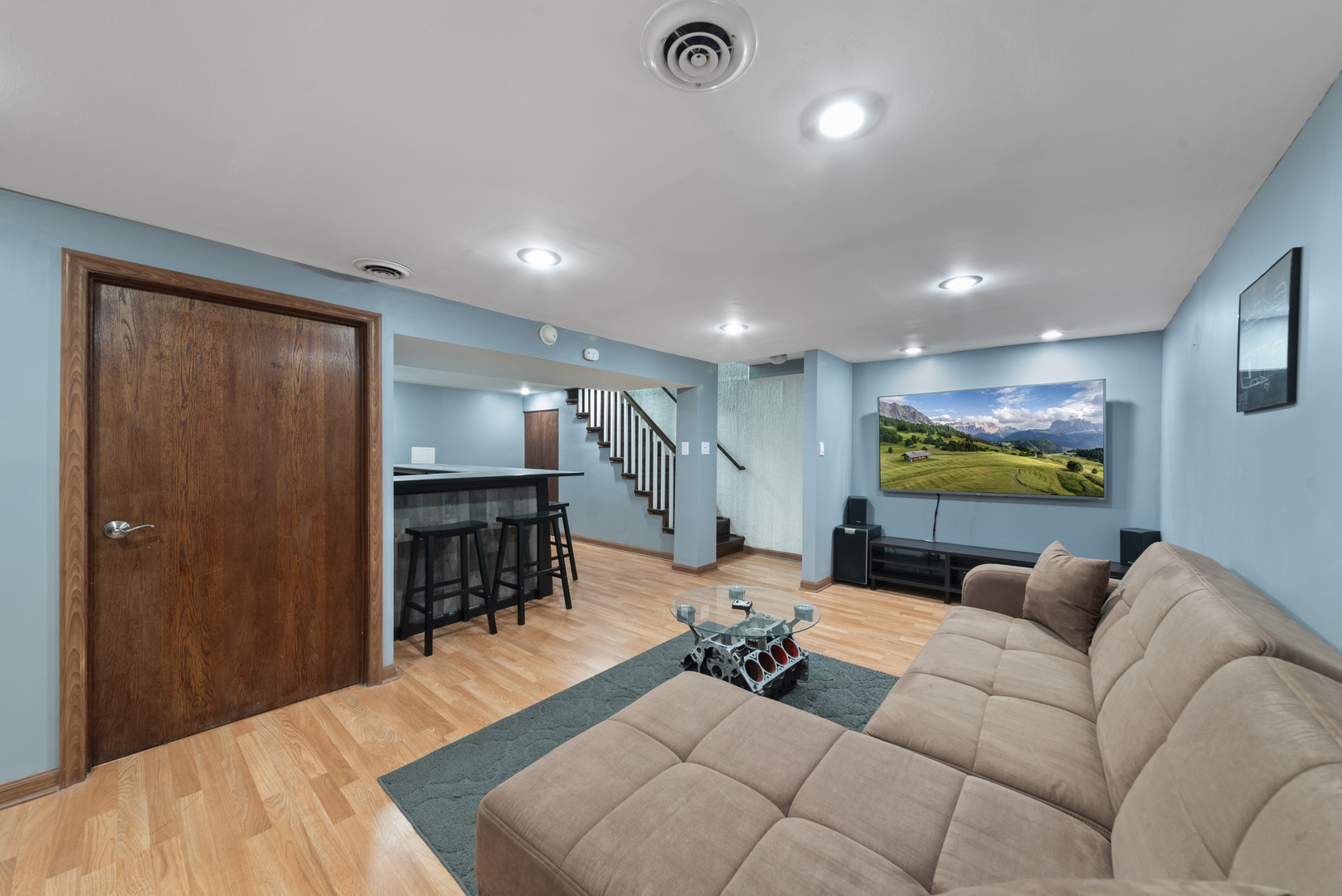 943 Sumner Street Addison, IL 60101 - Photo 13 of 20 a living room with furniture and kitchen view