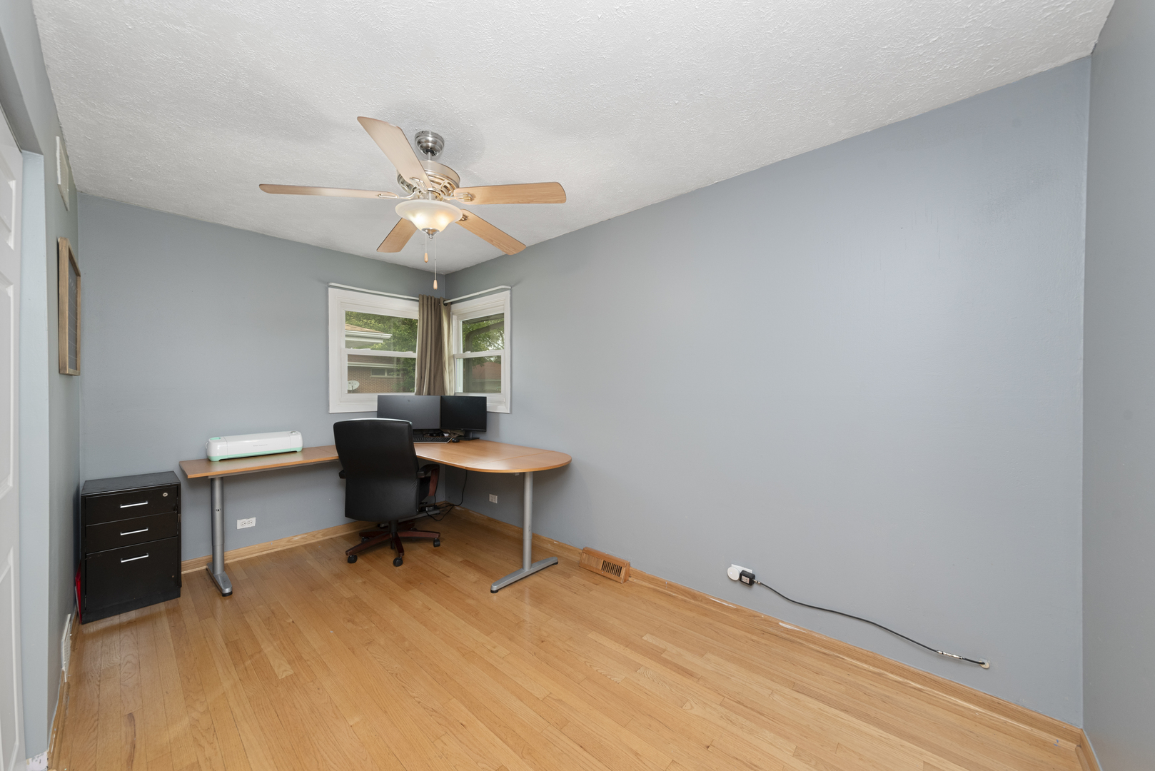 943 Sumner Street Addison, IL 60101 - Photo 9 of 20 a workspace with furniture and a window