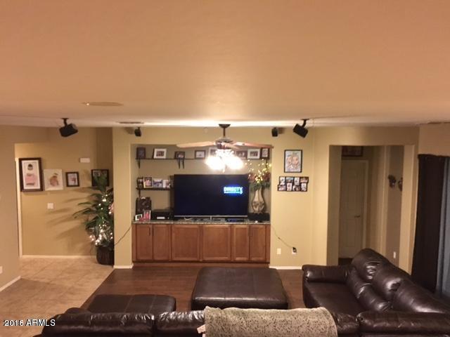 5424 West Beverly Road Laveen, AZ 85339 - Photo 3 of 15 Living room