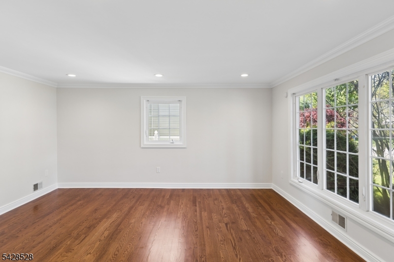 49 Hall Drive Clark, NJ 07066 - Photo 6 of 38