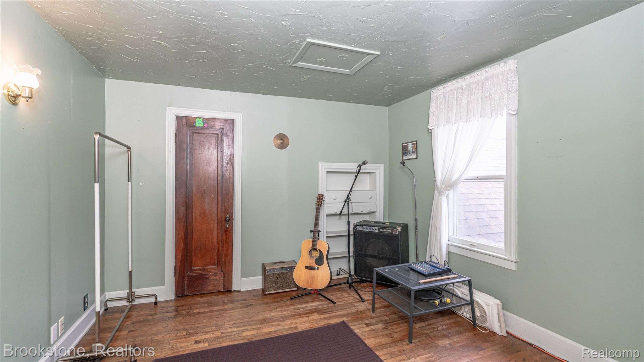 2960 Culbertson Avenue Rochester, MI 48307 - Photo 27 of 34 047_47.jpg