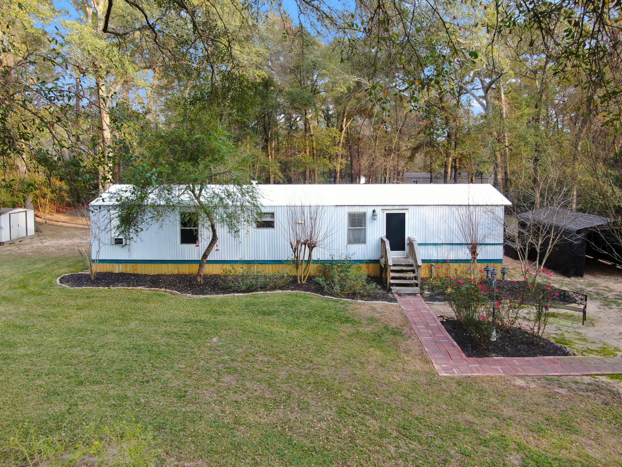 a view of a house with a yard
