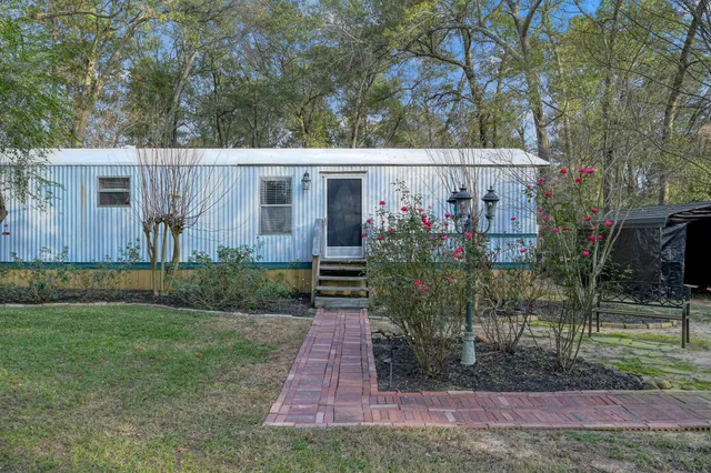 a view of a back yard