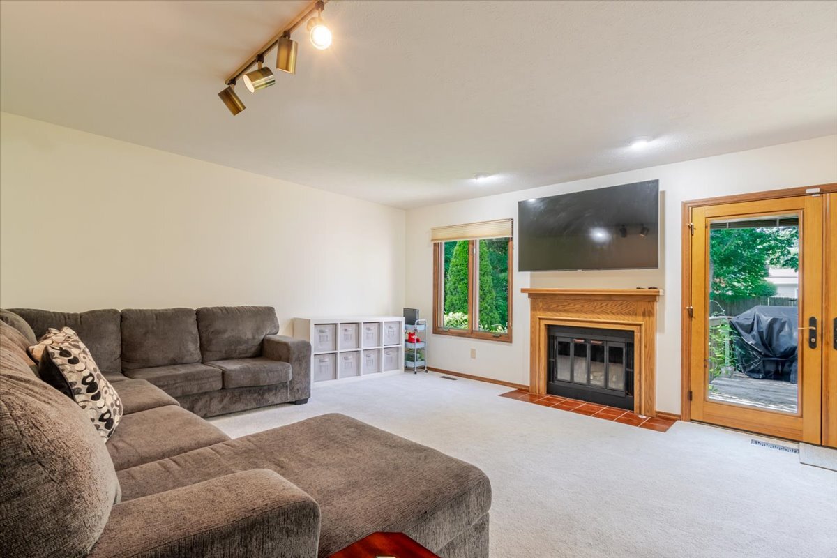 141 Manor Circle Bloomington, IL 61704 - Photo 12 of 38