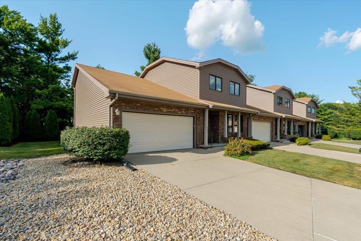 141 Manor Circle Bloomington, IL 61704 - Photo 3 of 38