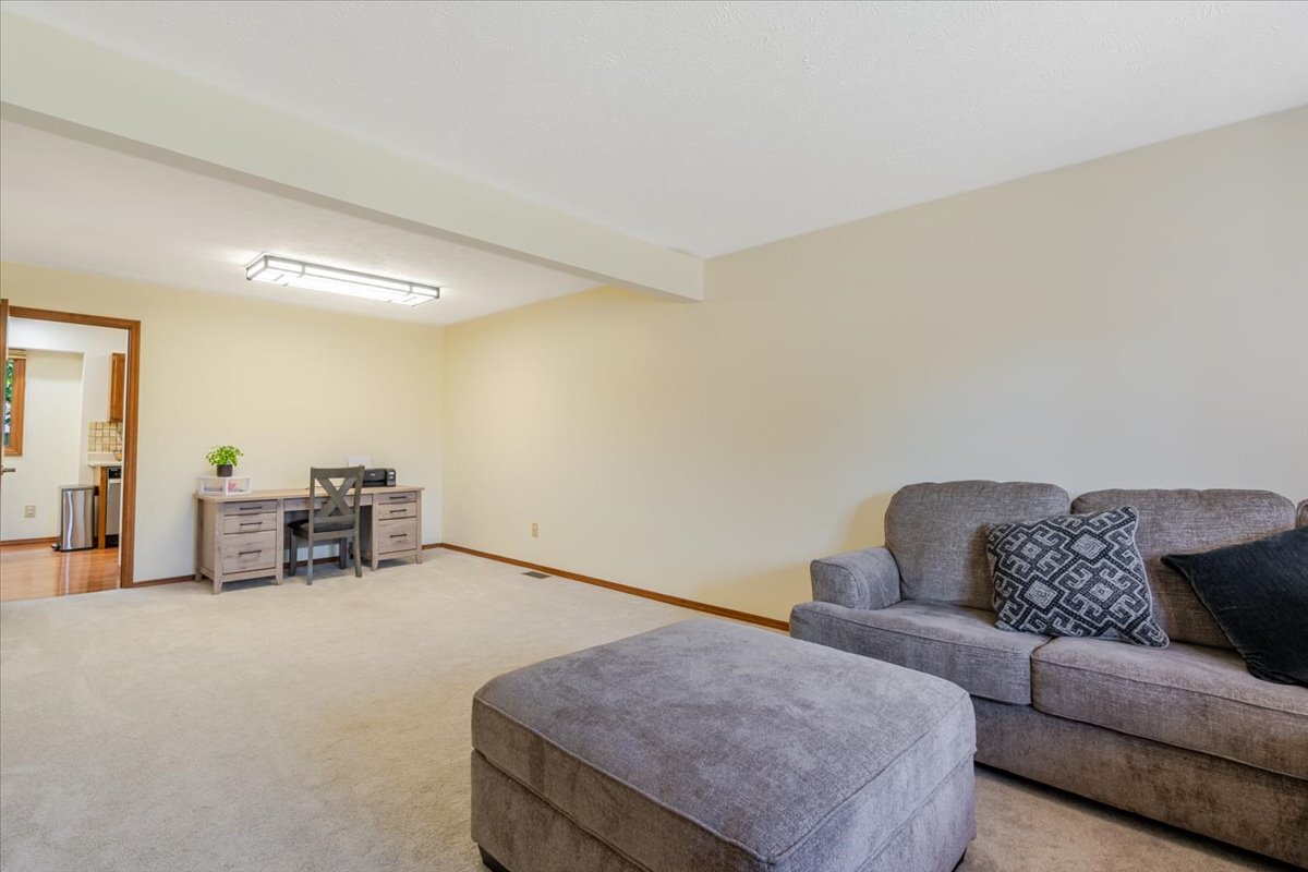 141 Manor Circle Bloomington, IL 61704 - Photo 4 of 38