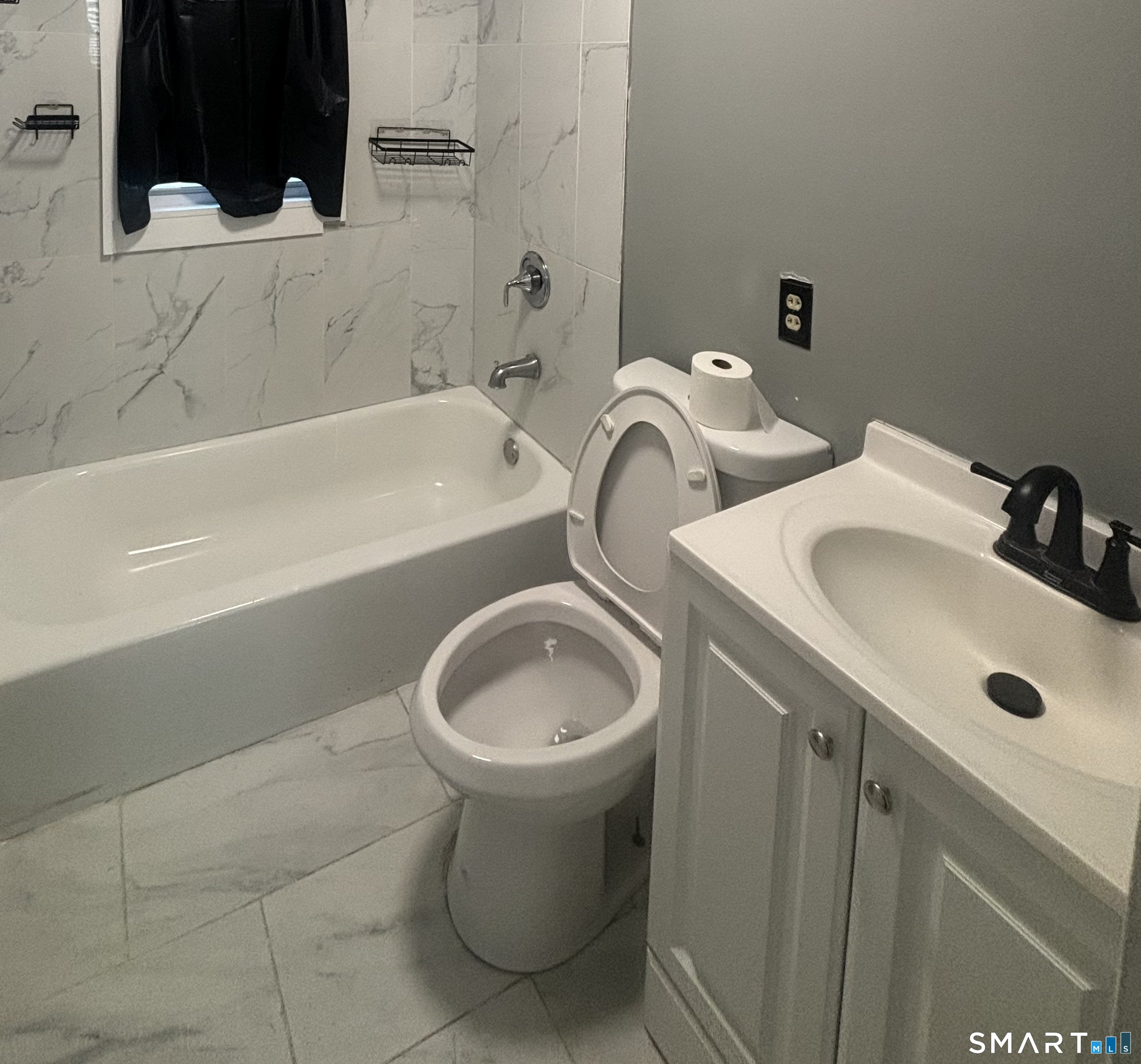 473 Putnam Street Bridgeport, CT 06608 - Photo 6 of 7 a bathroom with a toilet a sink and bathtub