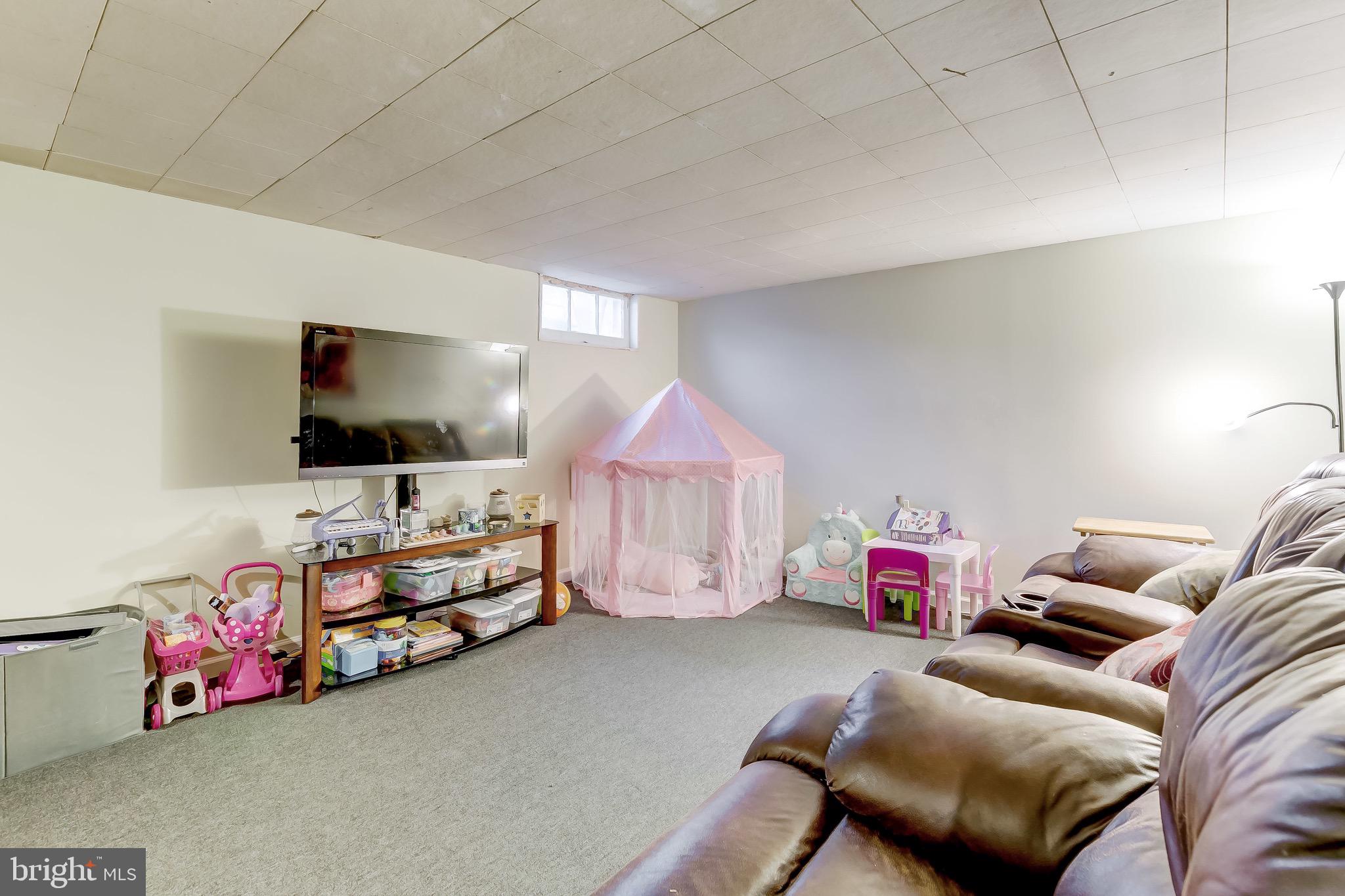 1302 Silverthorne Road Baltimore, MD 21239 - Photo 21 of 26 Family area