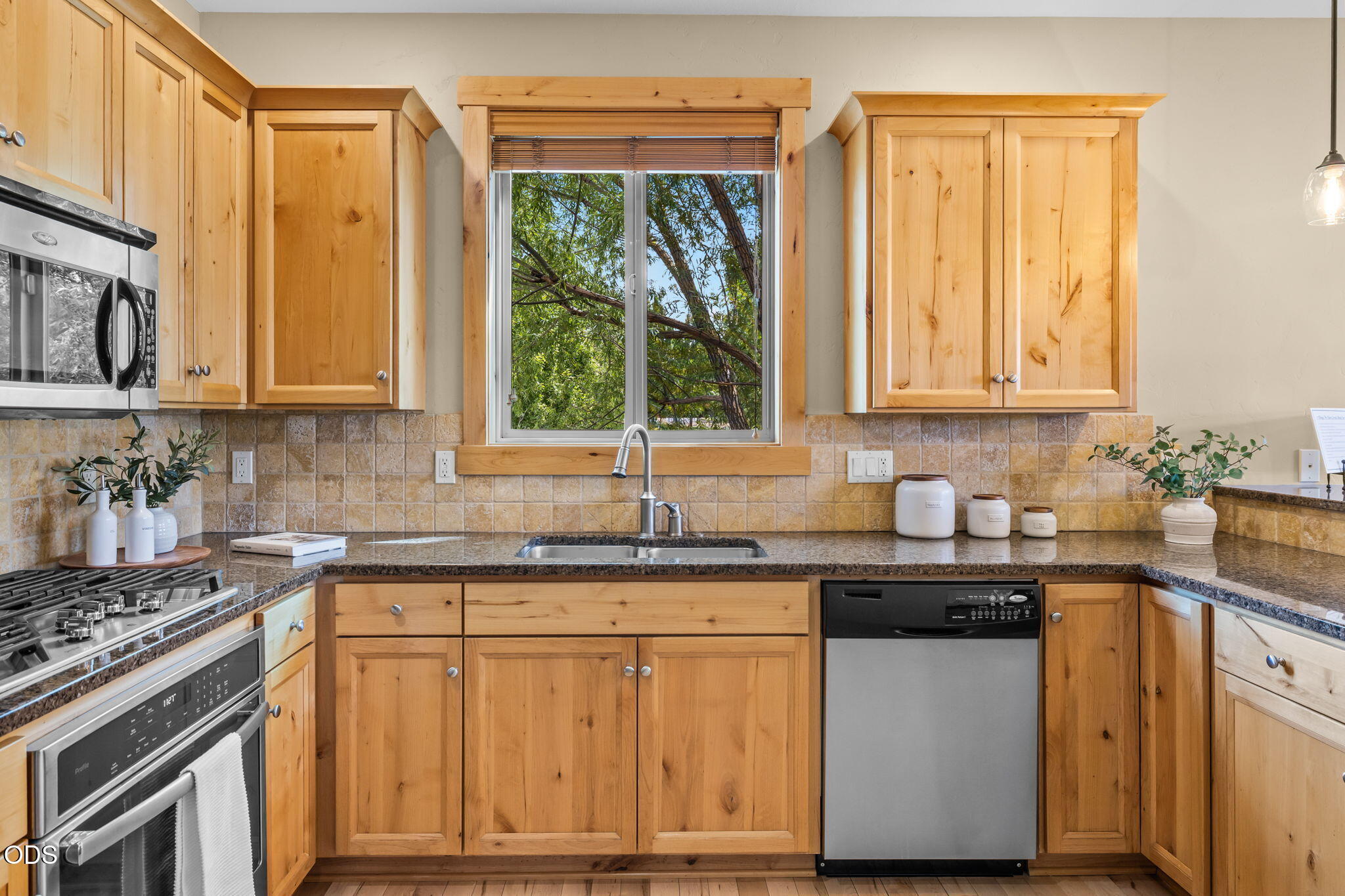 601 Southwest Otter Way Bend, OR 97702 - Photo 10 of 56