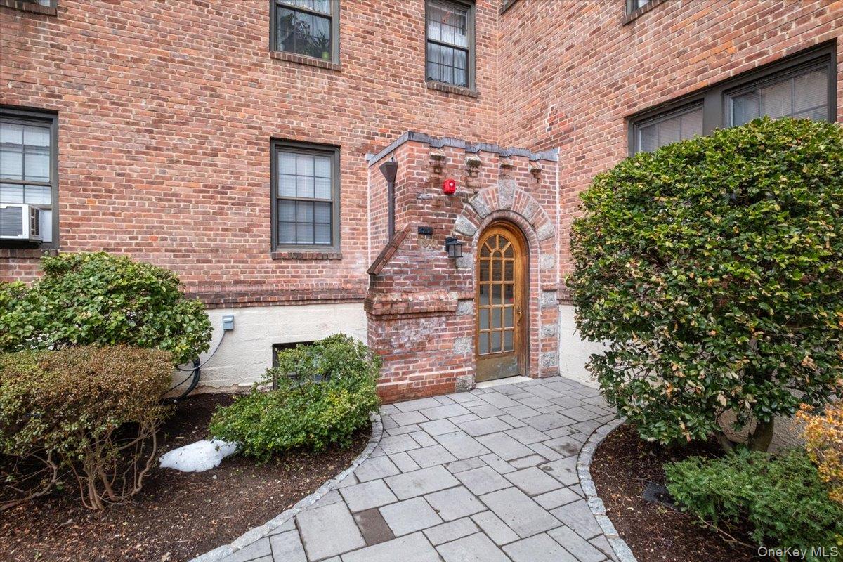 190 Garth Road, Unit 3R Scarsdale, NY 10583 - Photo 29 of 31 a front view of a house with a garden