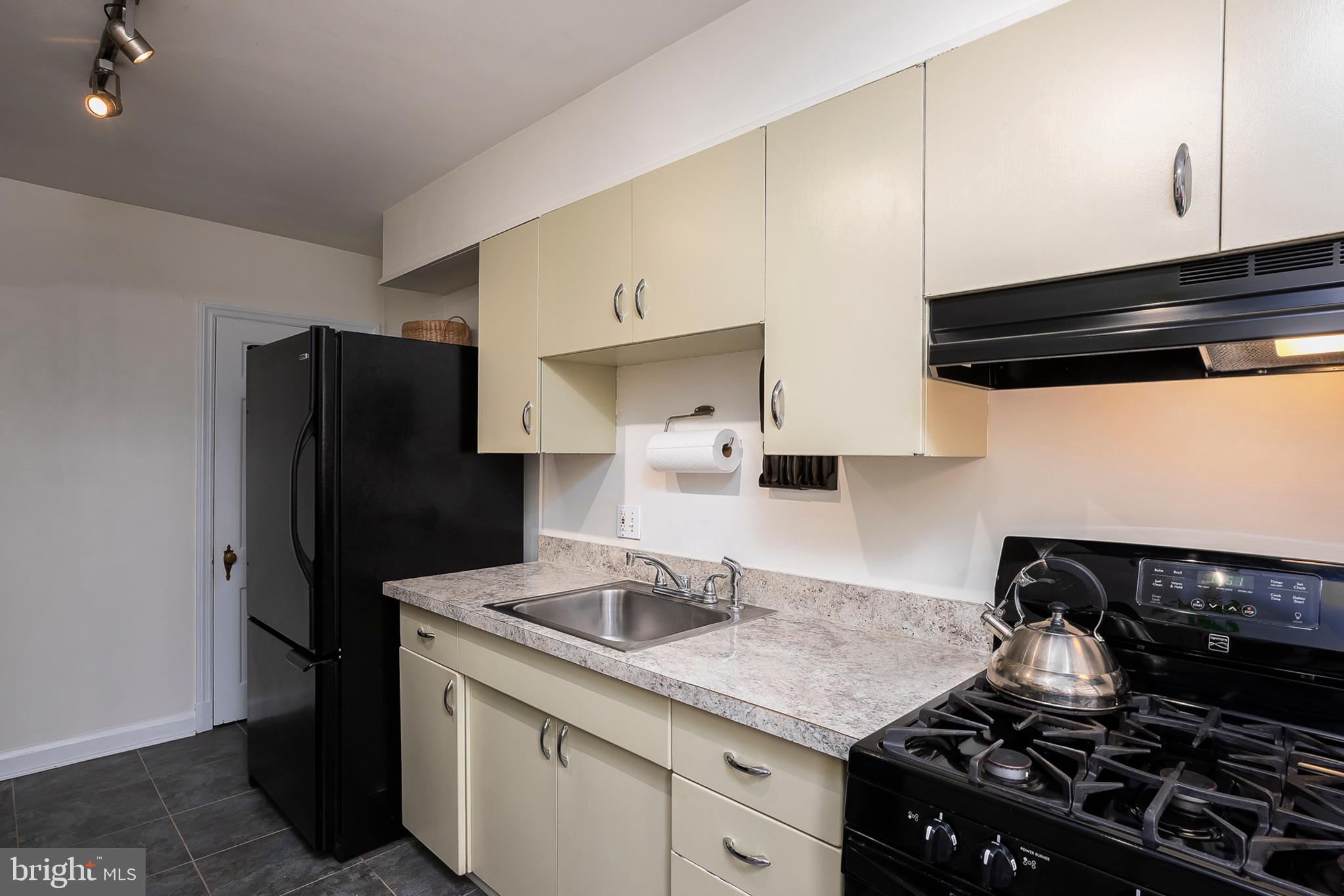 504 Academy Road Catonsville, MD 21228 - Photo 10 of 27 Kitchen