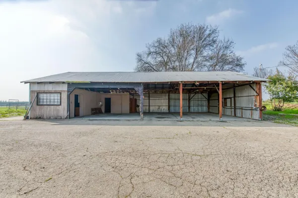 a view of a big room with a garage