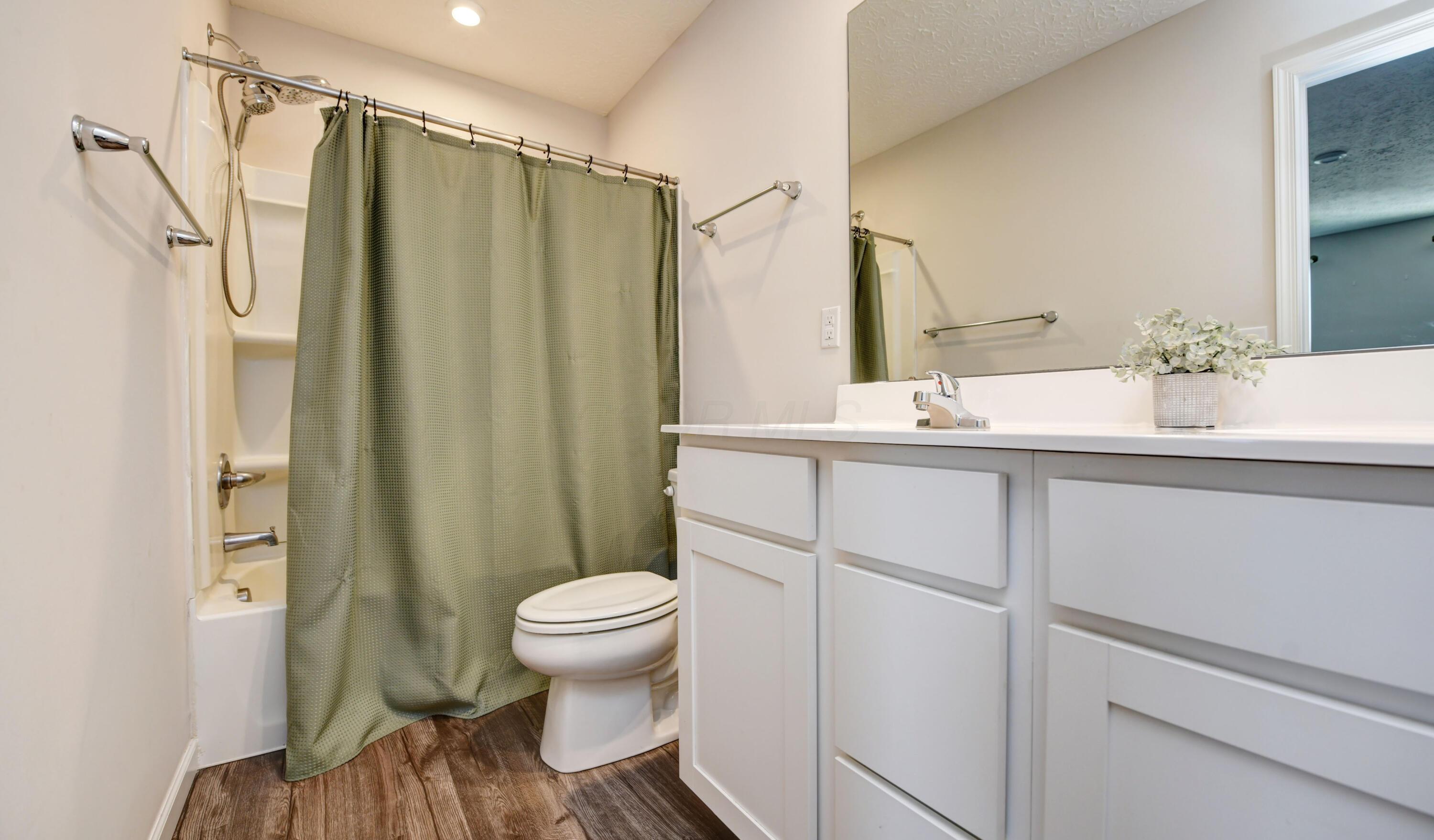 4297 Salt Spring Lane Columbus, OH 43207 - Photo 19 of 34 En Suite Bath