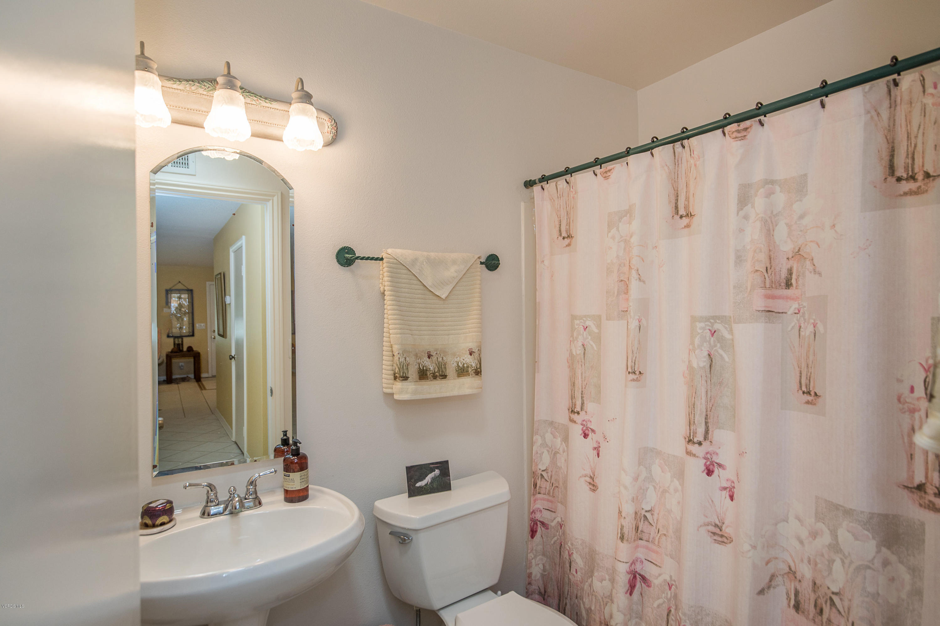 13208 East Quail Summit Road Moorpark, CA 93021 - Photo 14 of 36 a bathroom with a toilet sink and shower