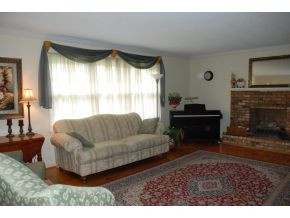 715 Ferndale Road Johnson City, TN 37604 - Photo 3 of 16 Living Room wGas Fireplace