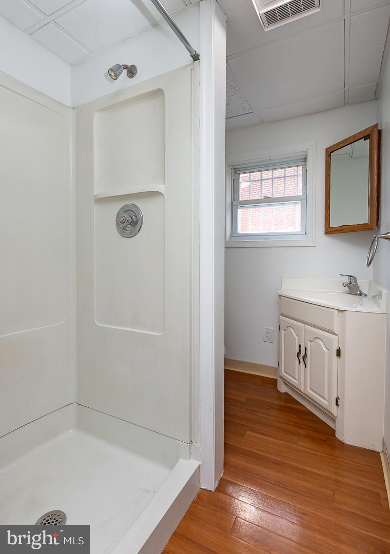 222 Pickwick Road Havertown, PA 19083 - Photo 19 of 39 a bathroom with a bathtub and a sink