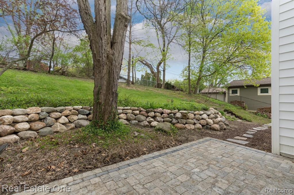301 Charles Road Rochester, MI 48307 - Photo 4 of 37