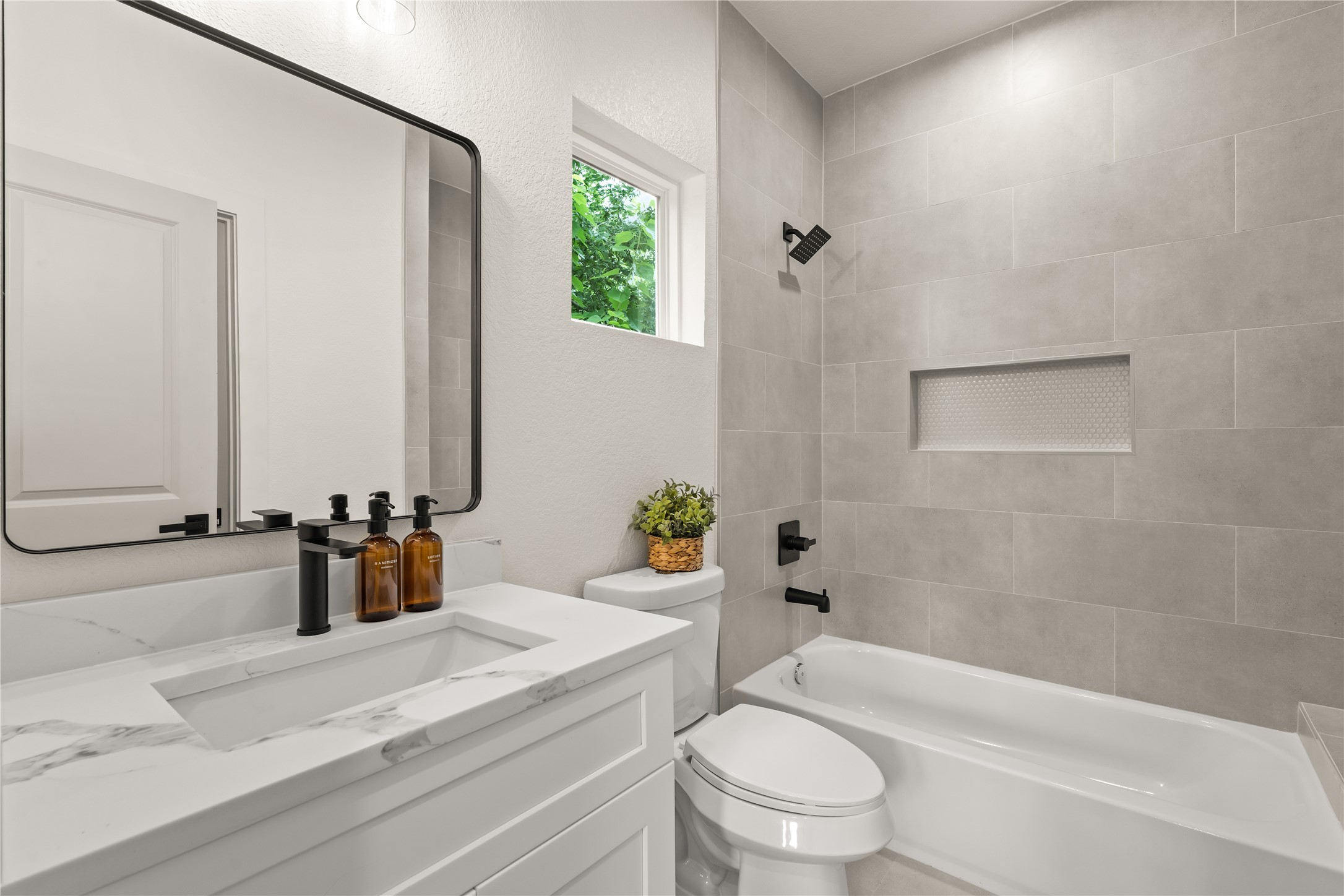 3539 Mainer Street, Unit B Houston, TX 77021 - Photo 21 of 29 Third bedroom en-suite with quartz vanity, matte black fixtures, and tiled shower/tub