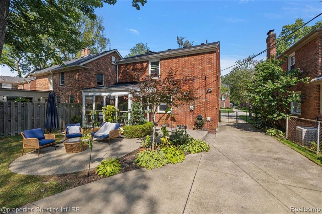 1683 Severn Road Grosse Pointe Woods, MI 48236 - Photo 33 of 47