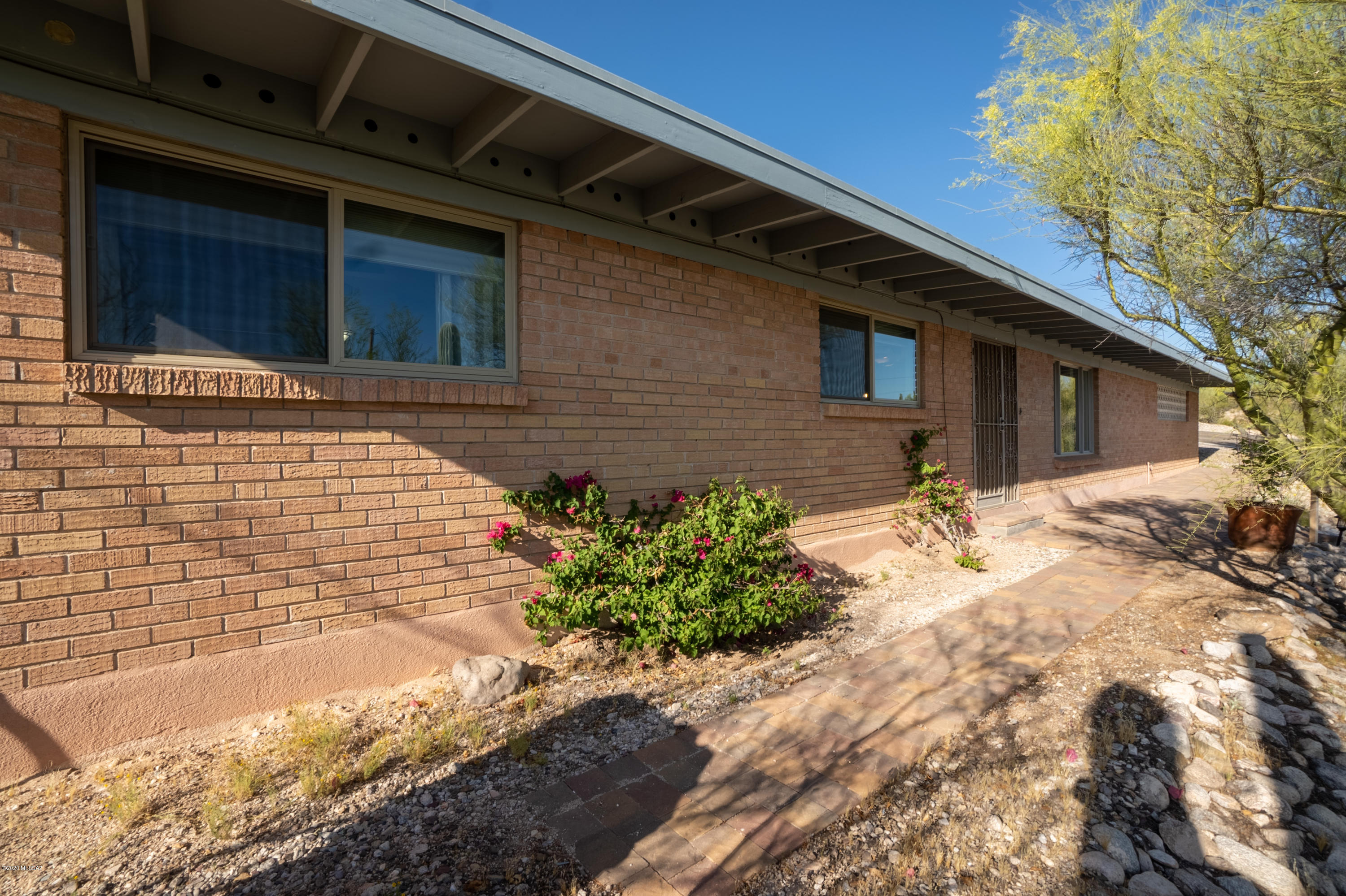 1040 West Roller Coaster Road Tucson, AZ 85704 - Photo 1 of 46 Gallery Image 1