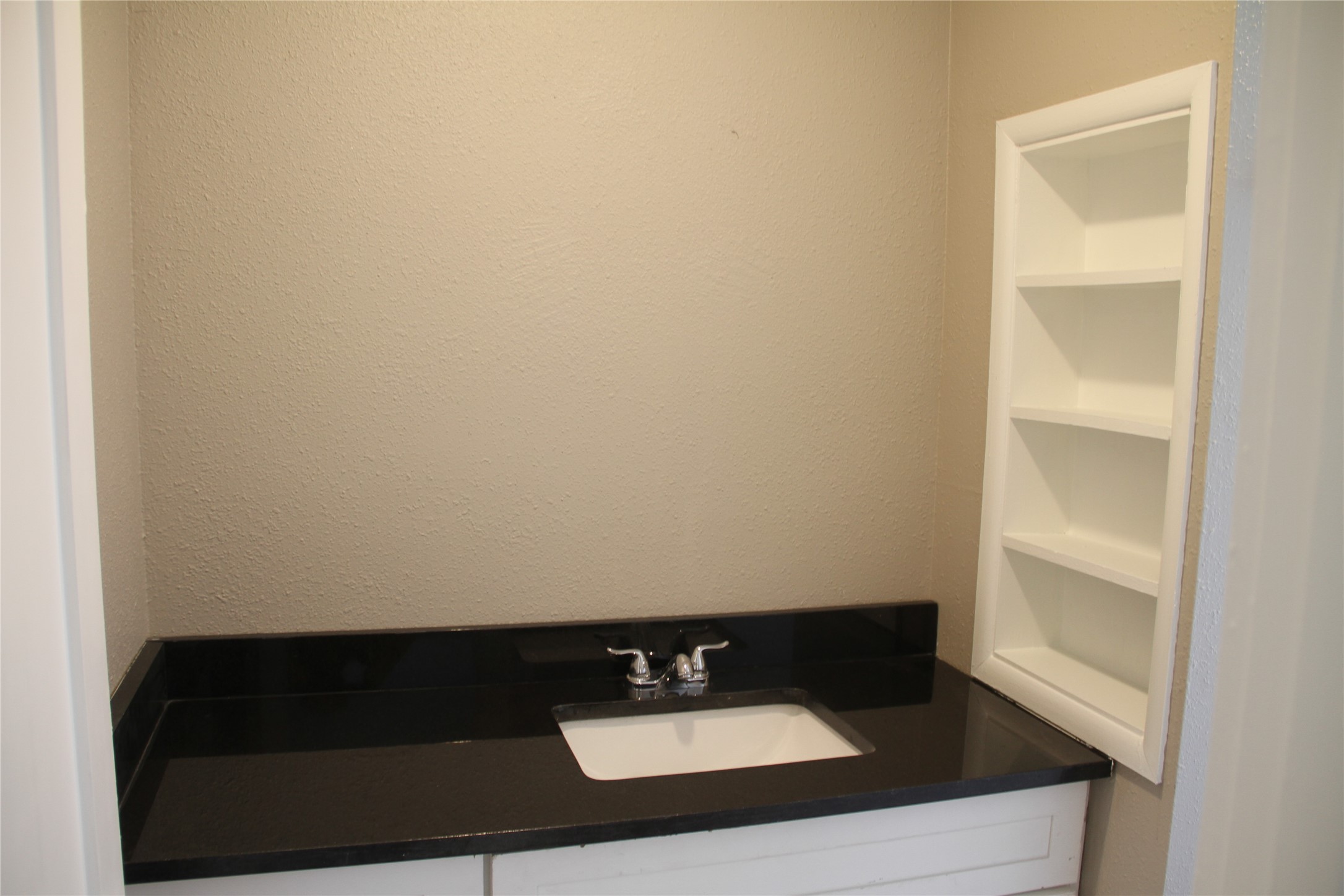 5400 Sheldon Street, Unit B Houston, TX 77008 - Photo 17 of 20 a bathroom with a sink and a mirror