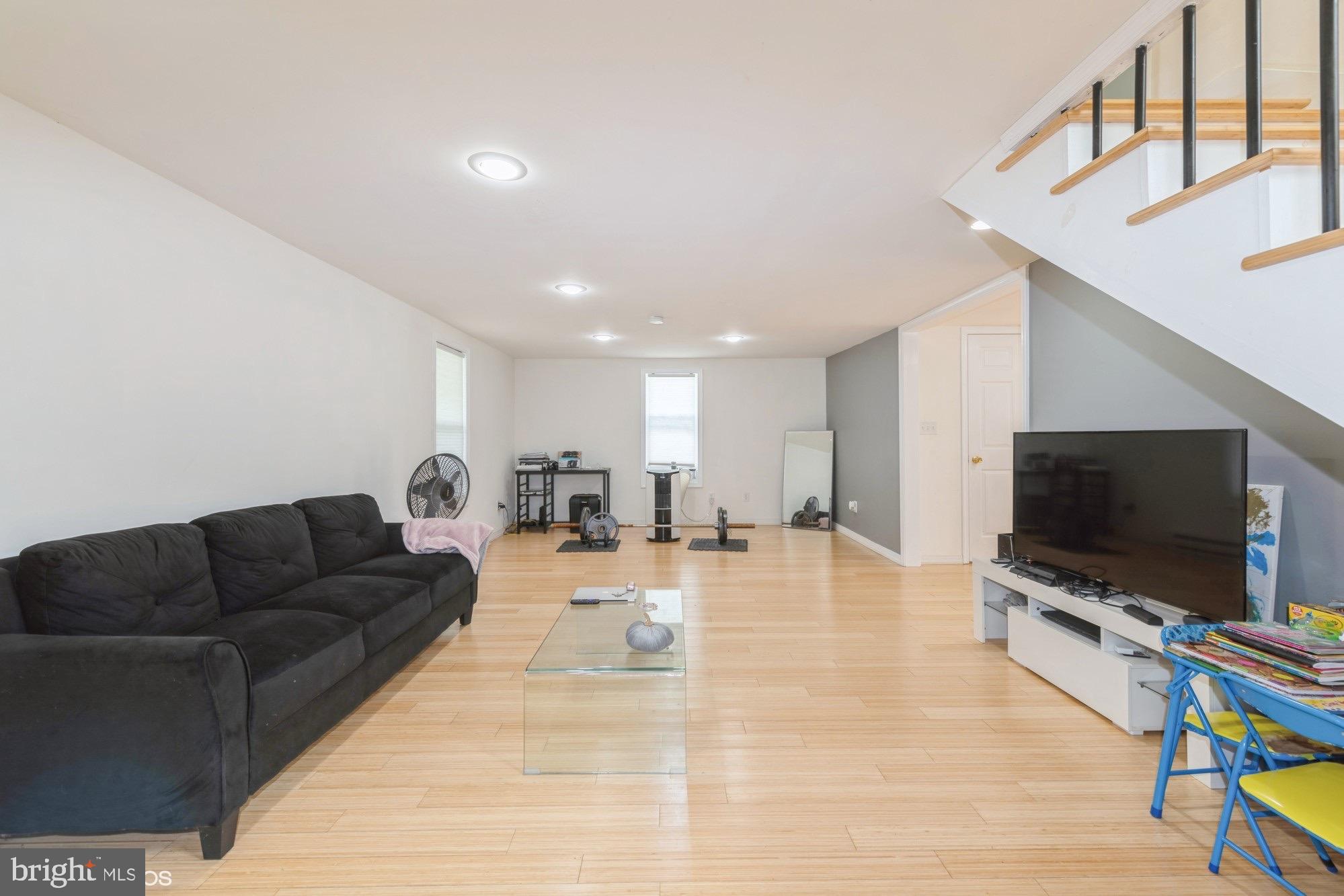 26421 Mariners Road Crisfield, MD 21817 - Photo 11 of 34 large living room
