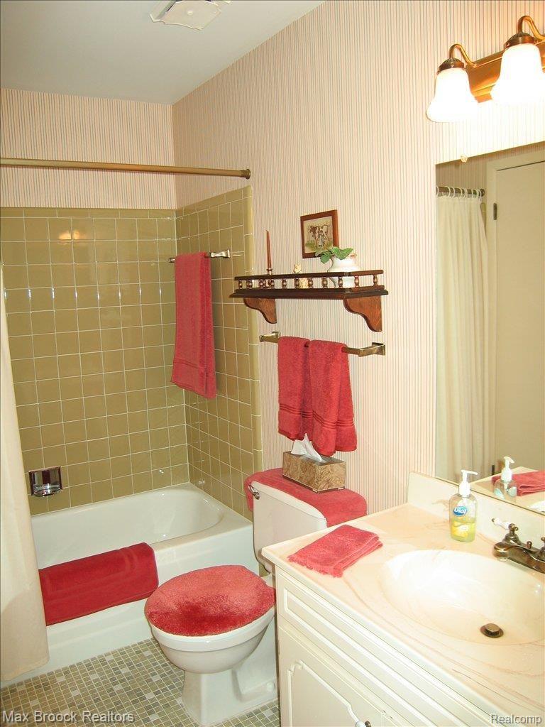 1539 Surrey Lane, Unit 5 Rochester, MI 48306 - Photo 11 of 20 Full Bath