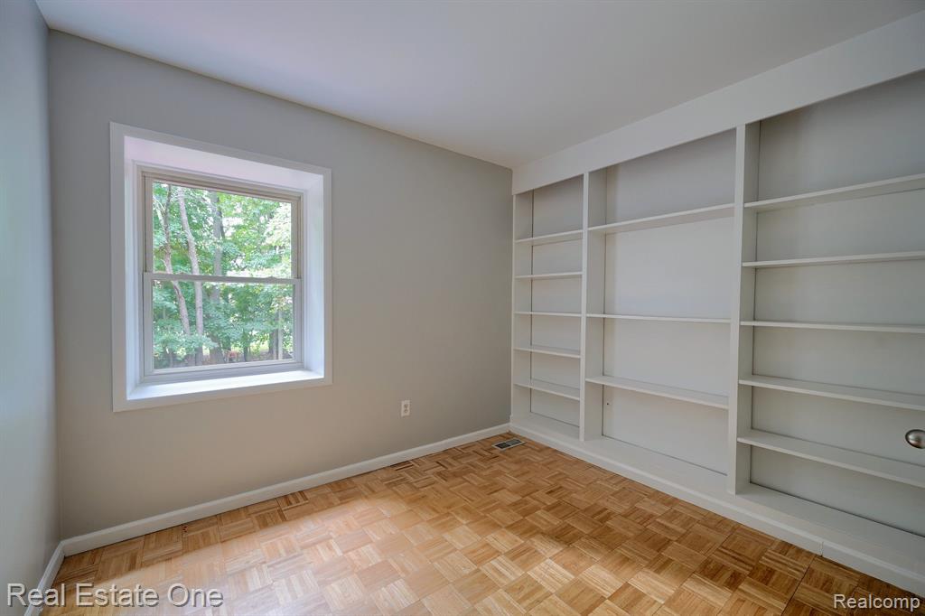 2449 Eaton Gate Road Lake Orion, MI 48360 - Photo 18 of 37 Gallery Image 18