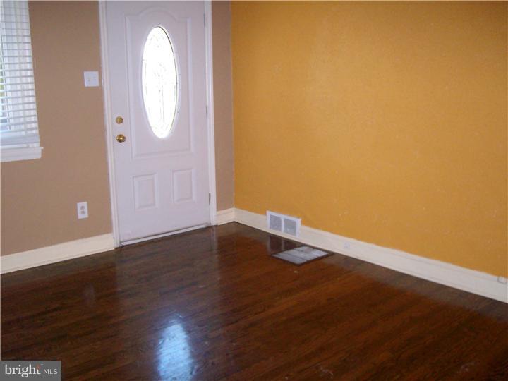 1373 Farrington Road Philadelphia, PA 19151 - Photo 2 of 24 Living Room
