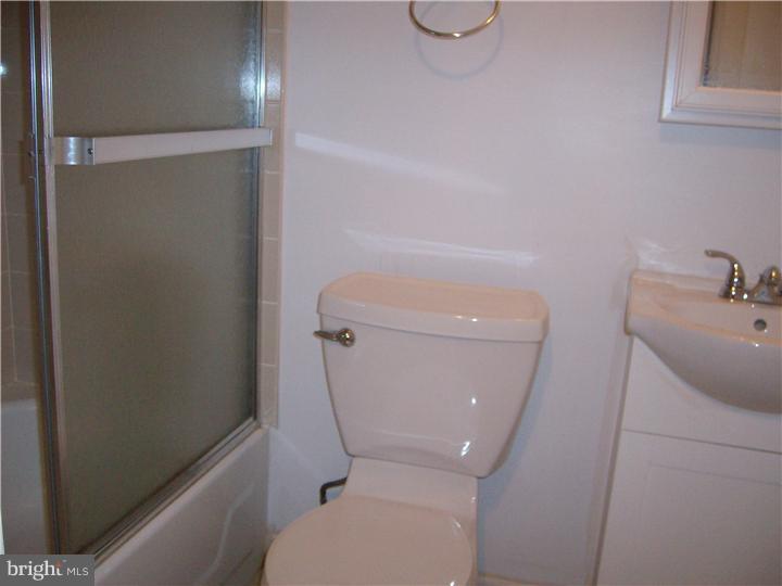 1373 Farrington Road Philadelphia, PA 19151 - Photo 21 of 24 Bathroom
