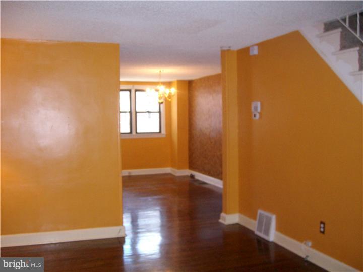 1373 Farrington Road Philadelphia, PA 19151 - Photo 6 of 24 Living Room