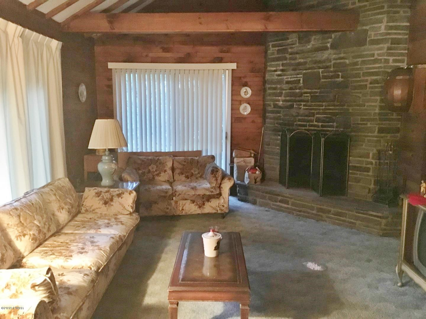 110 Elm Road Tafton, PA 18464 - Photo 8 of 31 Living Room