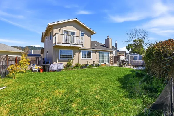 a view of an house with backyard and garden