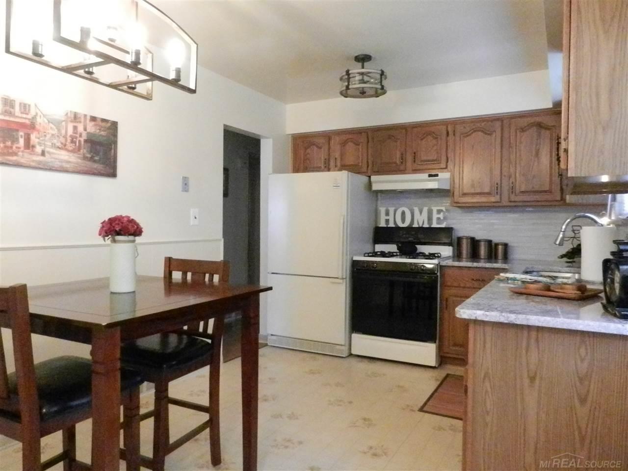 23837 Rausch Avenue Eastpointe, MI 48021 - Photo 11 of 47 31326267-10.JPG