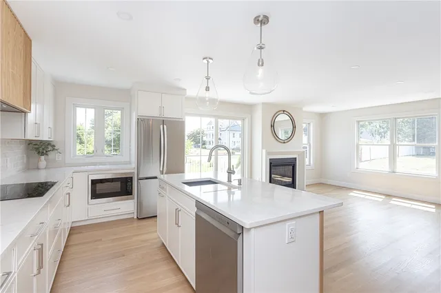 $1,250,000 | 10 Mt Hope Avenue, Portsmouth, RI 02871
