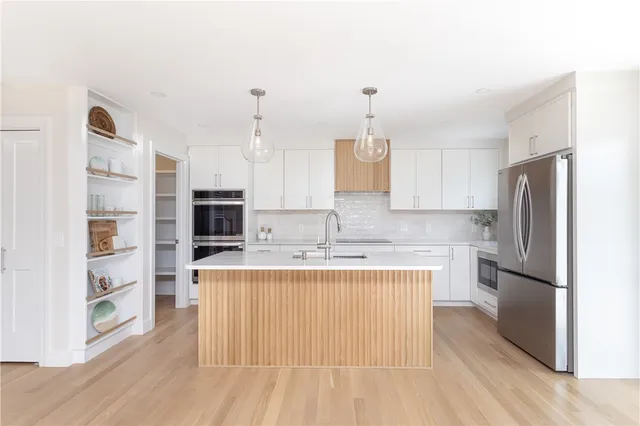 $1,250,000 | 10 Mt Hope Avenue, Portsmouth, RI 02871