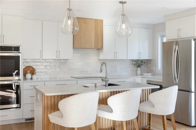 $1,250,000 | 10 Mt Hope Avenue, Portsmouth, RI 02871